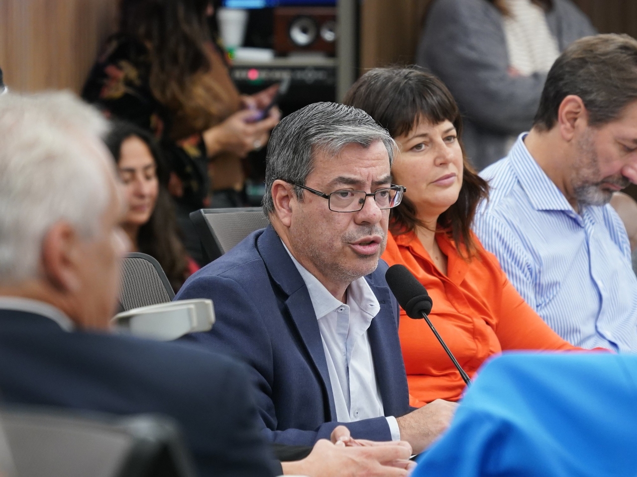 A oposição convocou uma sessão da Câmara dos Representantes, com outra agenda muito dura contra o governo.