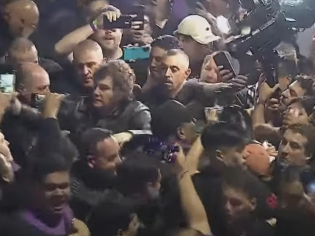 Le robaron el celular a un movilero en medio del acto de cierre de campaña de Adorni