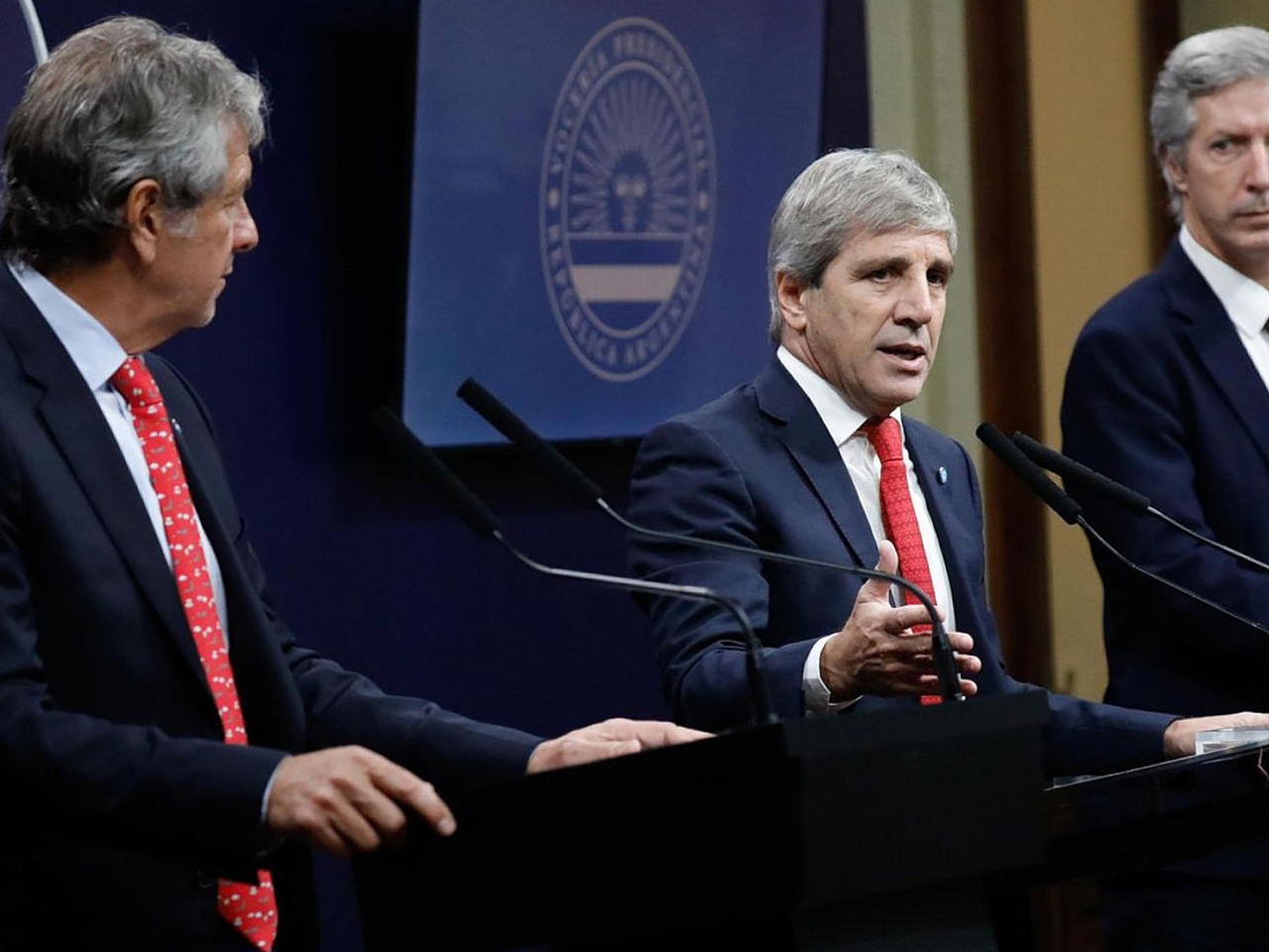 Caputo anticipates and wins the fight against Sturzenegger to reduce the INTA and INTI.