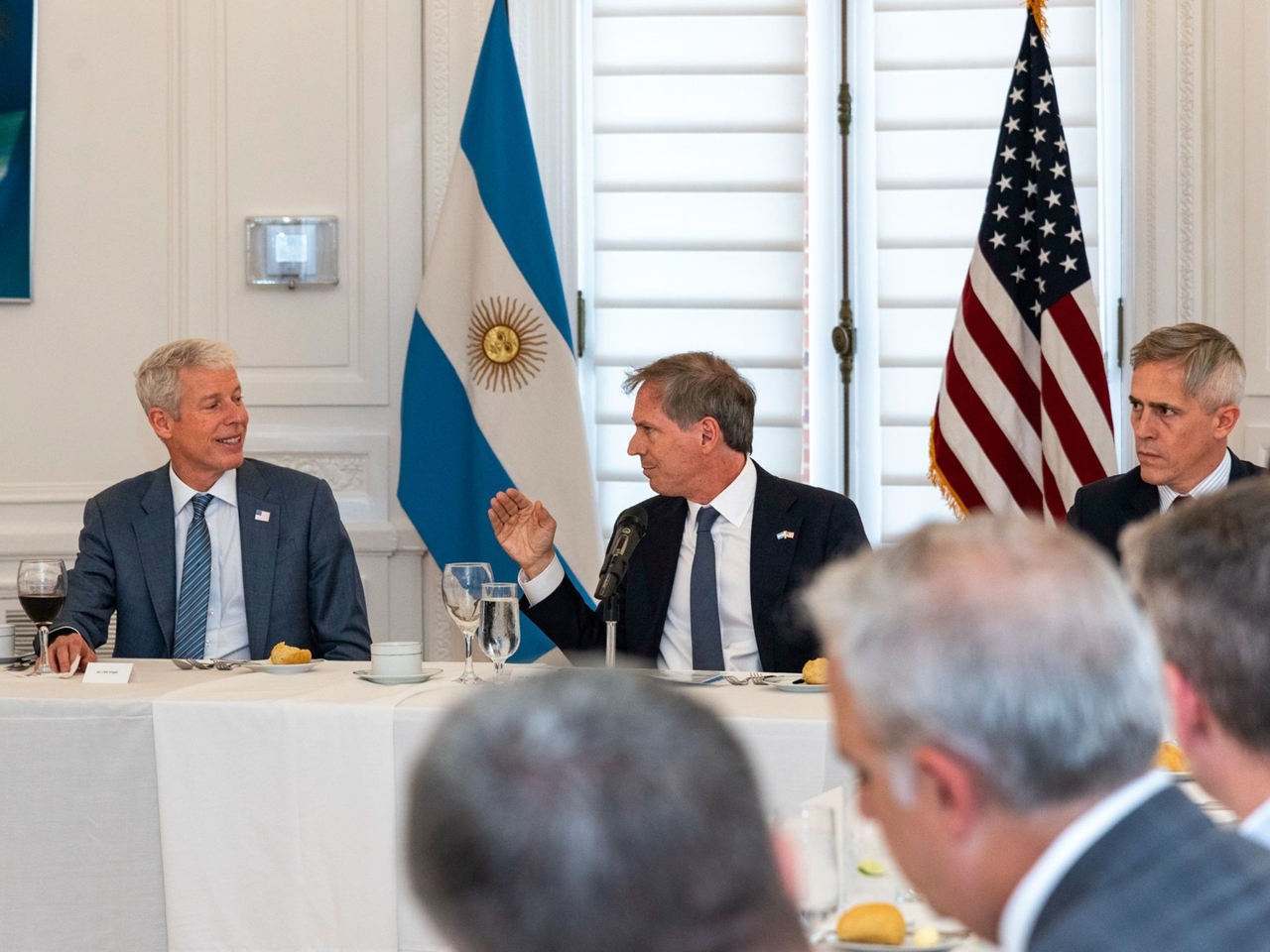 Une visite de haut niveau à l'ambassade d'Argentine à Washington et l'intérêt des États-Unis pour Vaca Muerta