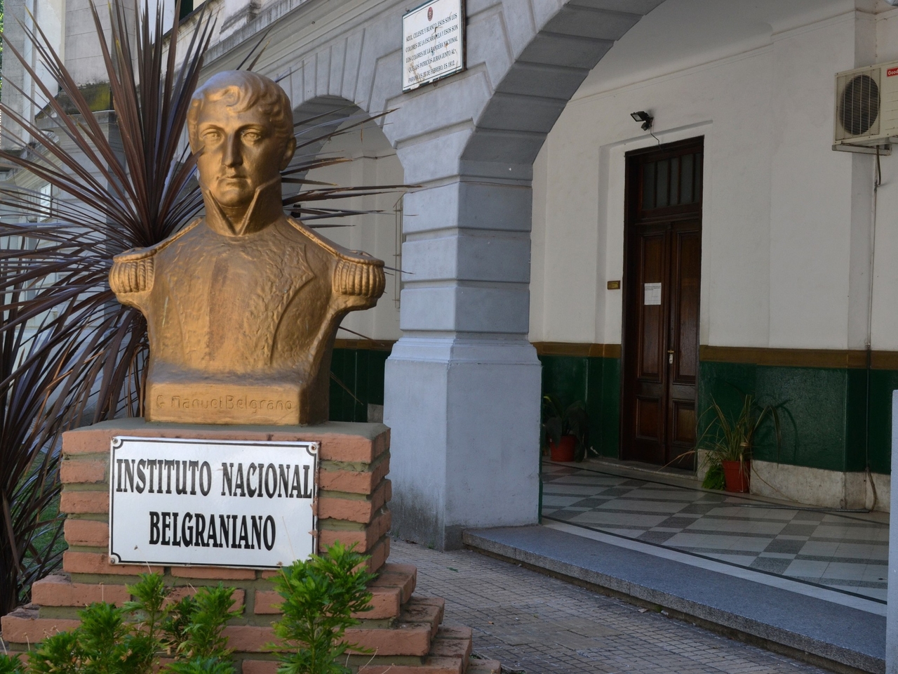 Petitorios, asociaciones civiles y mitines patrióticos para remediar la motosierra en los institutos de historia