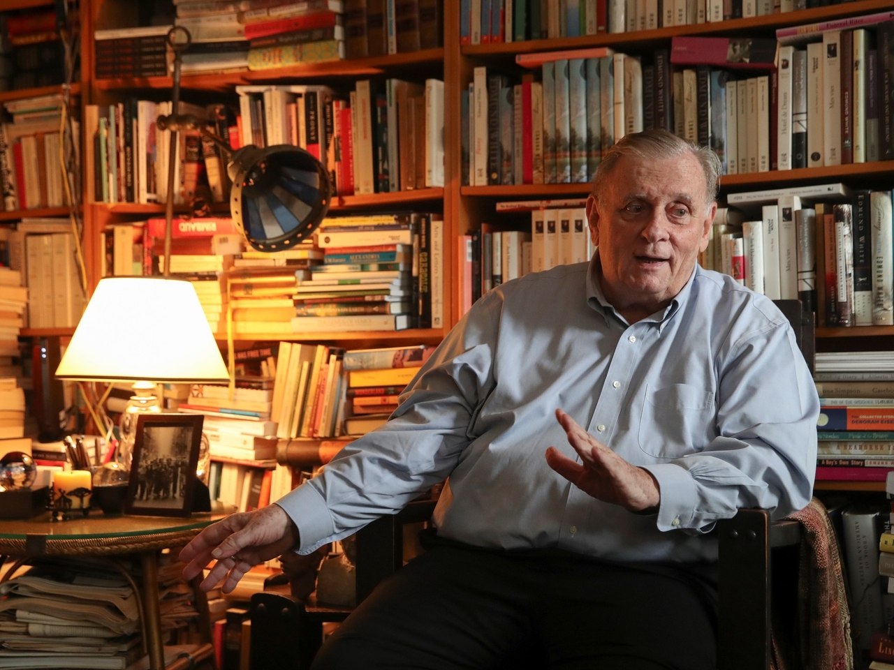 Murió Edmund White, aclamado novelista queer y finalista al Pulitzer