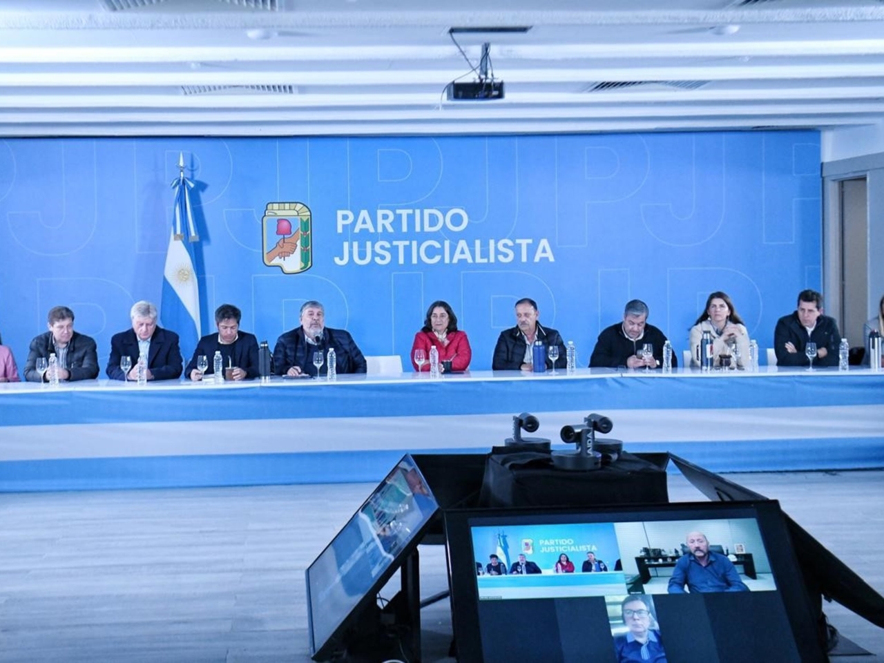 CGT'nin yokluğunda ve La Cámpora'nın ön saflarda olduğu PJ, Cristina Kirchner'e destek olmak için Plaza de Mayo'ya yürüyor.