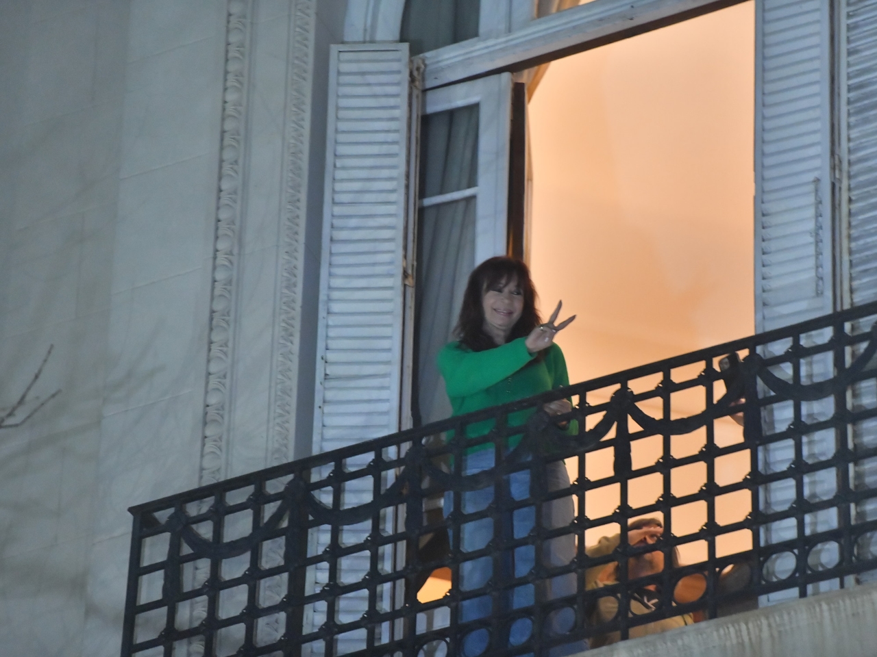 Wearing baggy pants and for the first authorized time, Cristina Kirchner stepped out onto the balcony wearing an electronic ankle bracelet.
