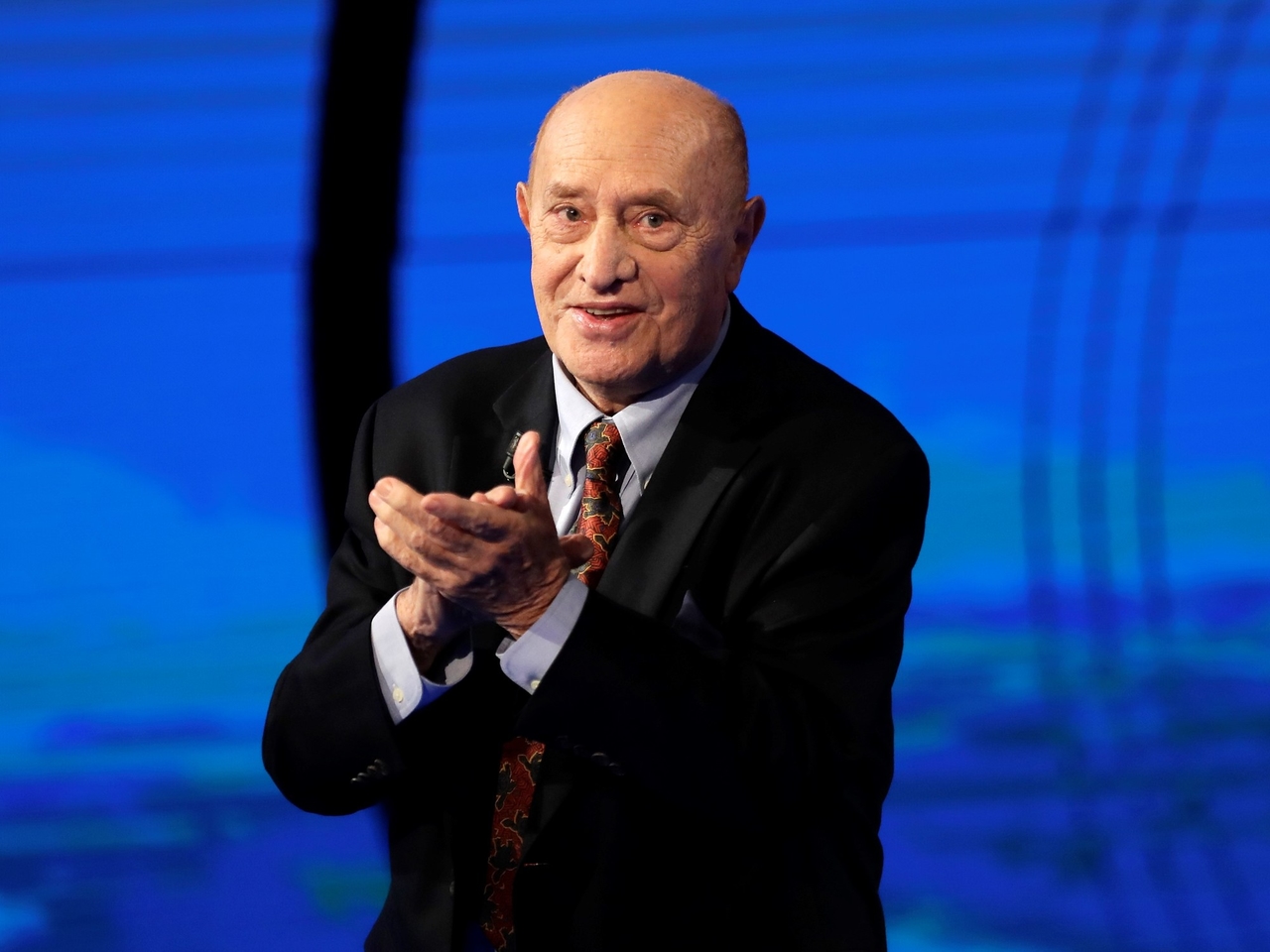 O escultor italiano Arnaldo Pomodoro, conhecido por suas obras monumentais, morreu aos 98 anos.