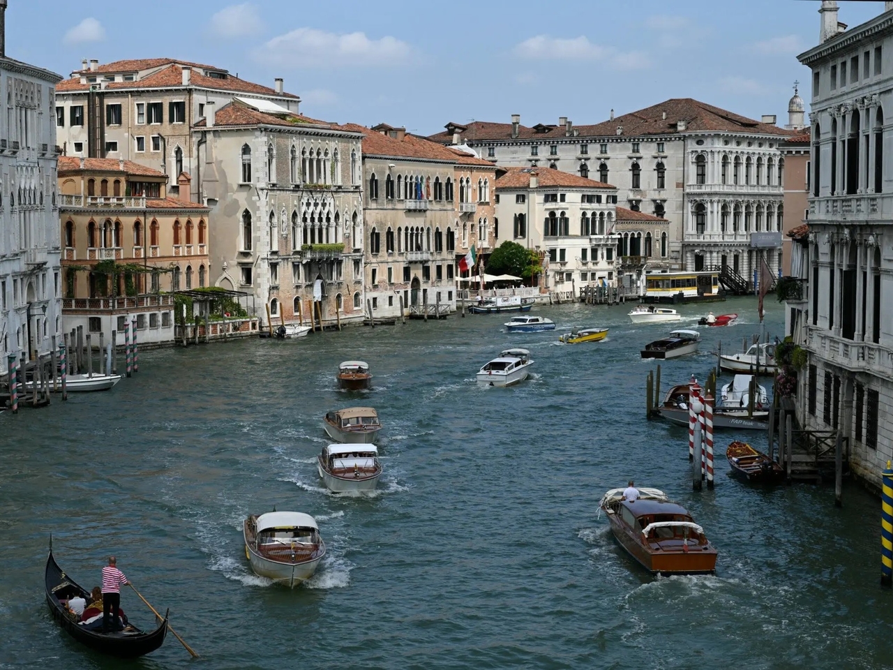 Apesar dos protestos sobre o casamento de Jeff Bezos e Lauren Sanchez em Veneza, as autoridades comemoram o impacto econômico e a publicidade do destino.