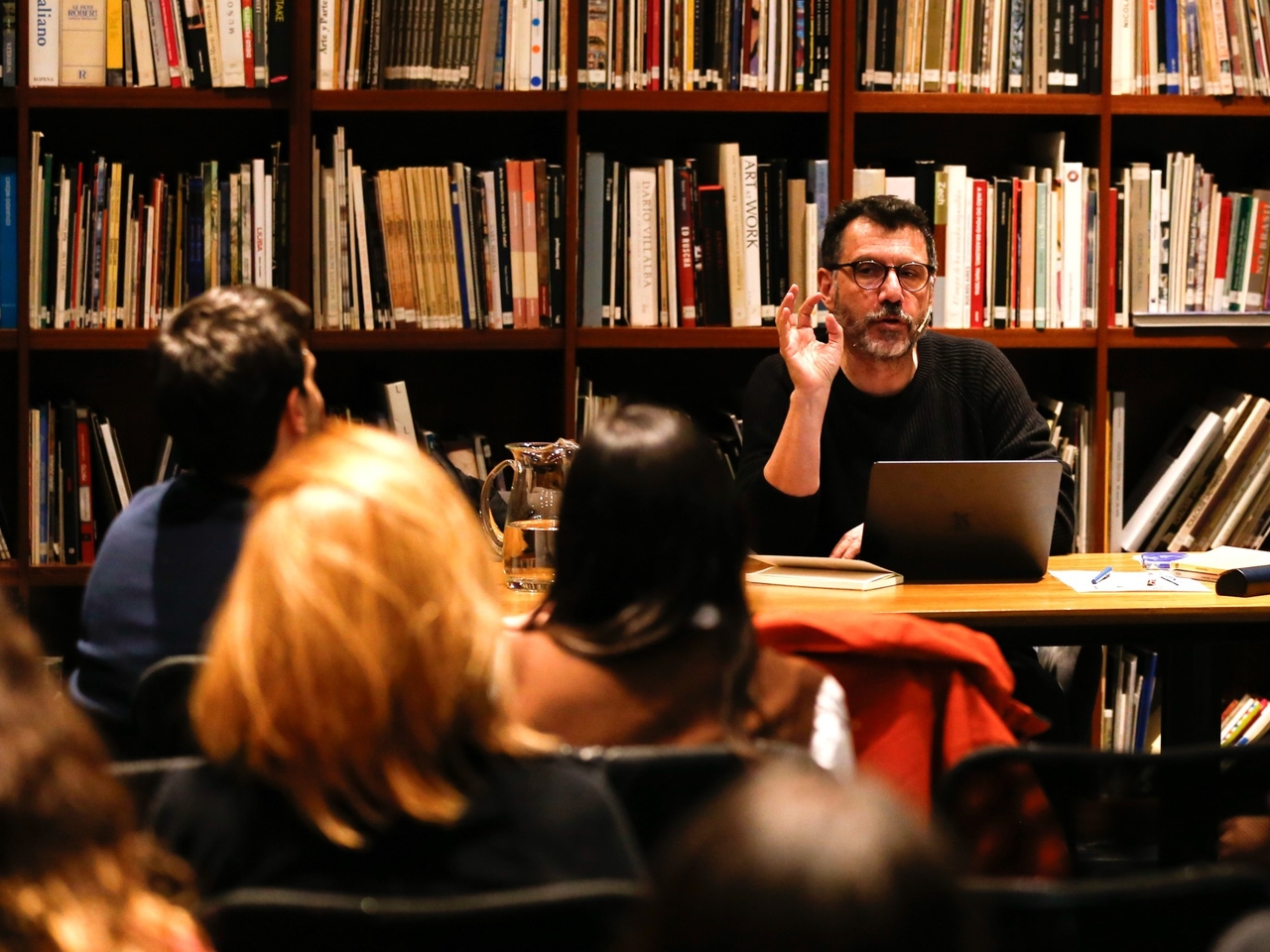 Wszystko, co dzieje się na zajęciach, autorstwa Alberto Fuguet: „Literatura nie powinna bać się niepokoić”
