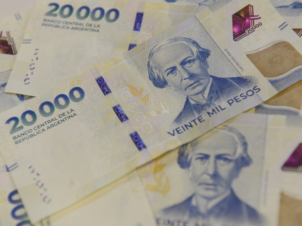 Sie brachten einen Gesetzentwurf ein, um den Peso in eine neue Währung umzuwandeln.
