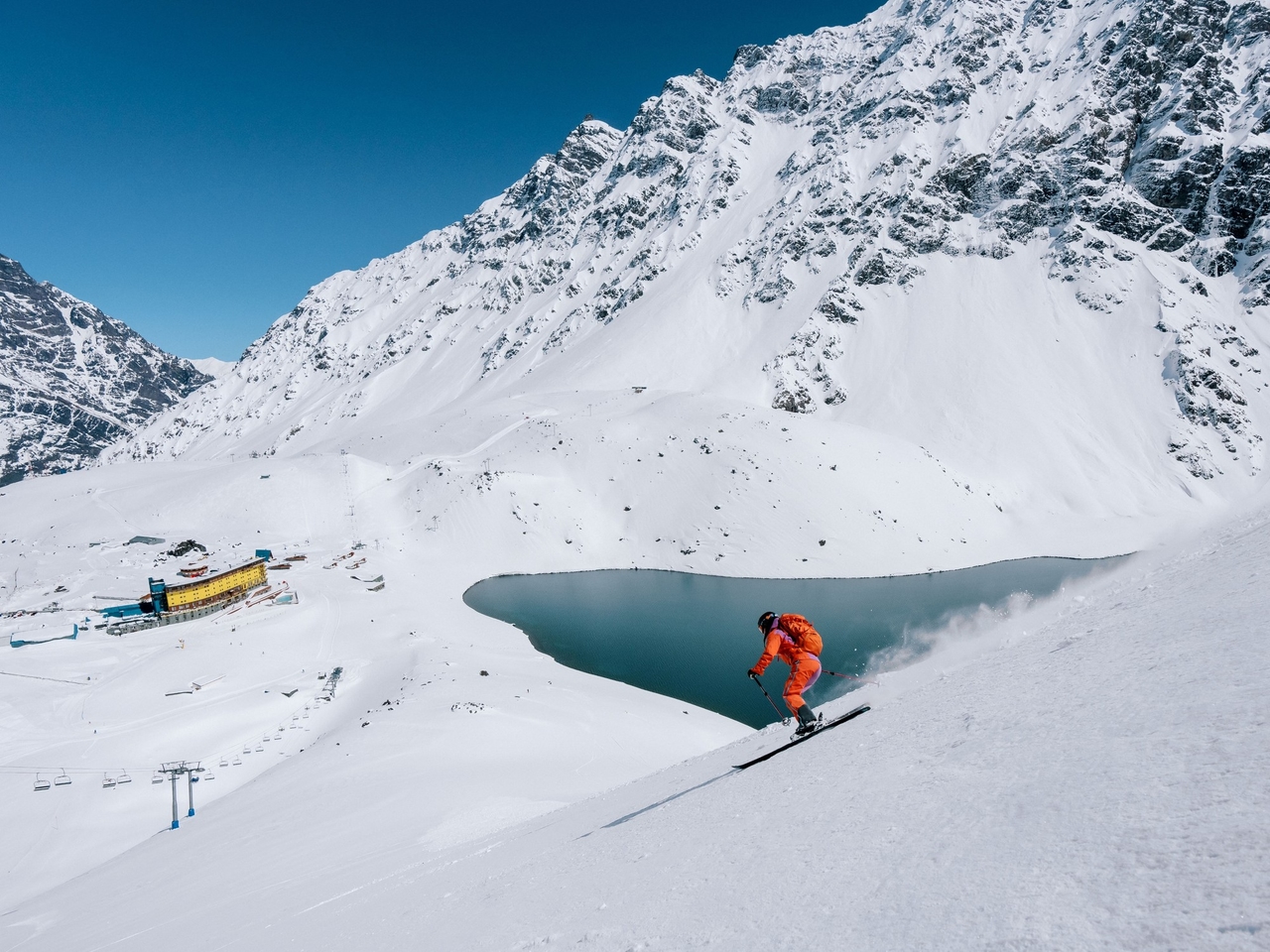 From the slopes to the pool in the snow, fine dining and live concerts: a chronicle of a day of skiing in Portillo
