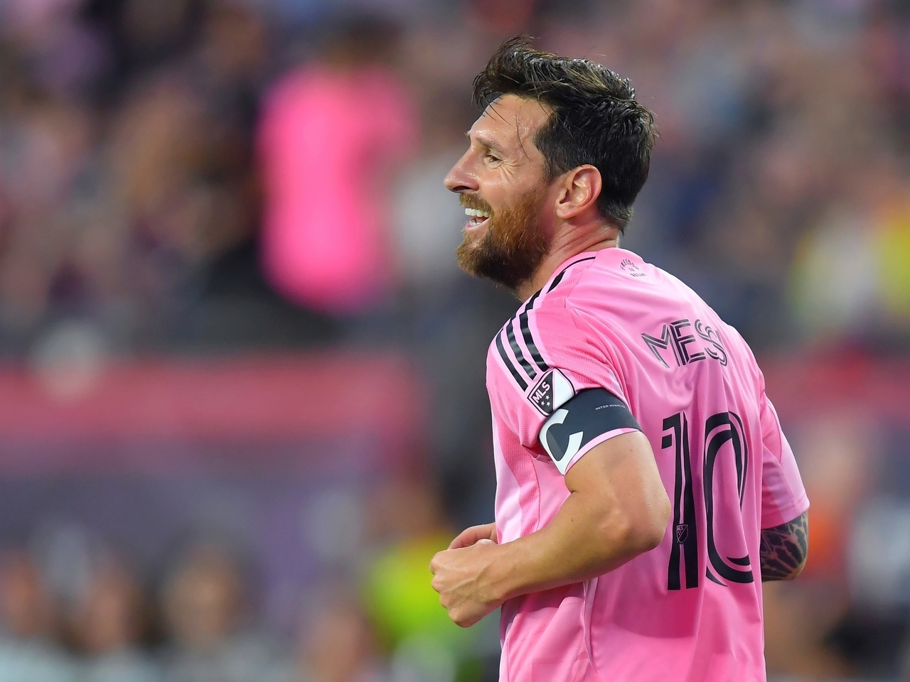 Lionel Messi marca mais dois gols para o Inter Miami contra o Nashville: uma cobrança de falta brilhante e um presente do goleiro recordista da MLS.