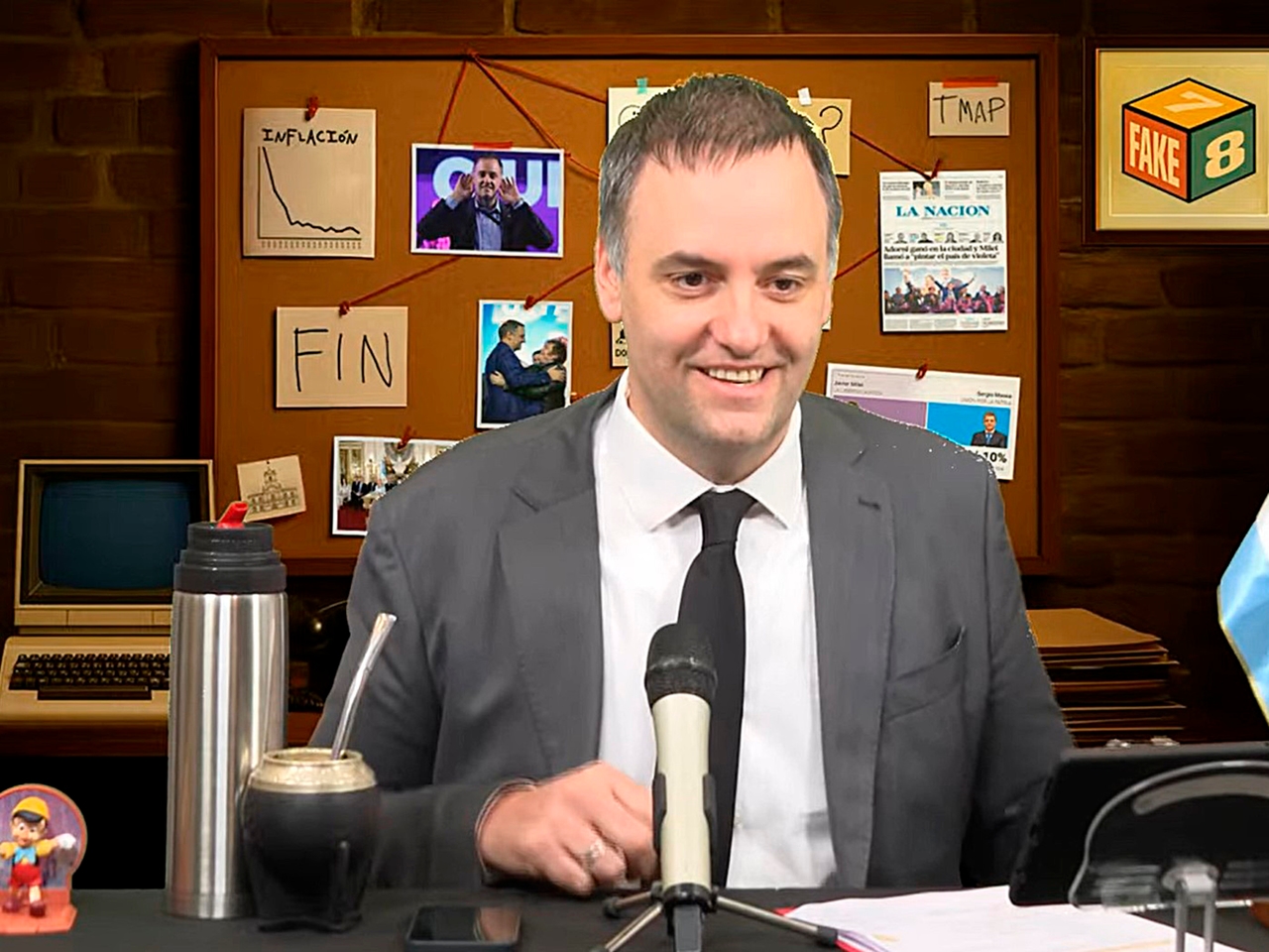 „Fake-7-8“, Adornis Schau gegen Journalisten und Medien, kehrt zurück.