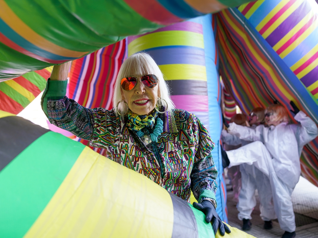 Marta Minujín ha inaugurato "Emotional Candy", un'esperienza immersiva tra materassi e suono.
