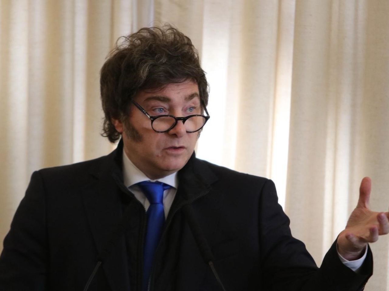 Tijdens een besloten bijeenkomst in de Jockey Club stelde Milei de provincies opnieuw ter discussie en zei dat er "perverse" gouverneurs zijn.