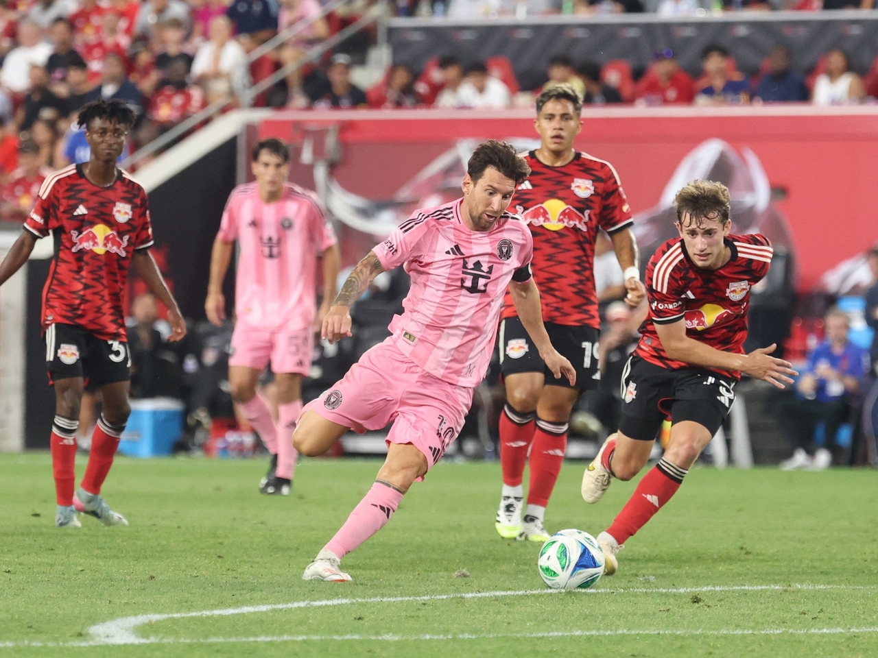 Messi lieferte beim Sieg von Inter Miami über die New York Red Bulls in der MLS eine hervorragende Leistung ab: Top-Assist und zwei großartige Tore, eines davon mit einem Dribbling ohne Ballberührung.