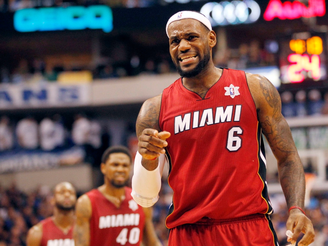 Miami Heat'te güvenlik görevlisi olarak çalışan adamın, 400'den fazla NBA formasını çalıp internet üzerinden sattığı iddia ediliyor.