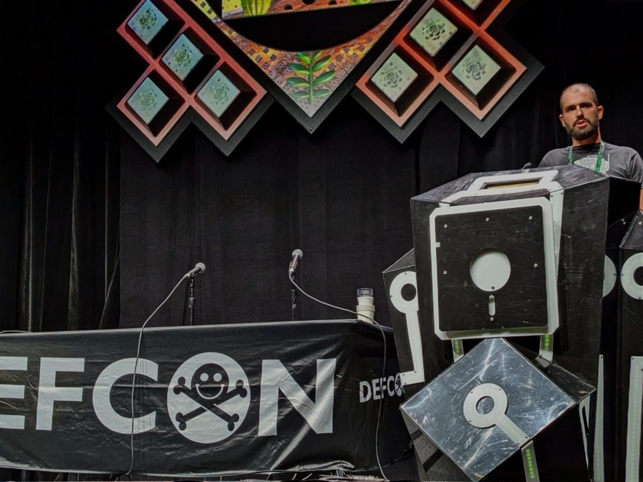 DEF CON 33: Hava haberleşmeleri şifrelenmiyor ve yapay zeka pilotları yönlendirebiliyor.