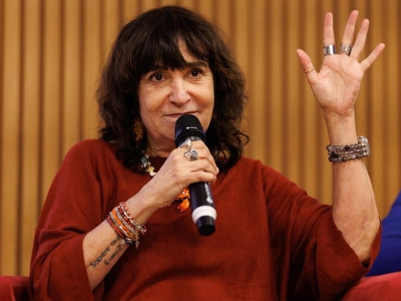 Rosa Montero twierdzi, że dzięki sztucznej inteligencji „budujemy obojętnego i nieludzkiego Boga”.