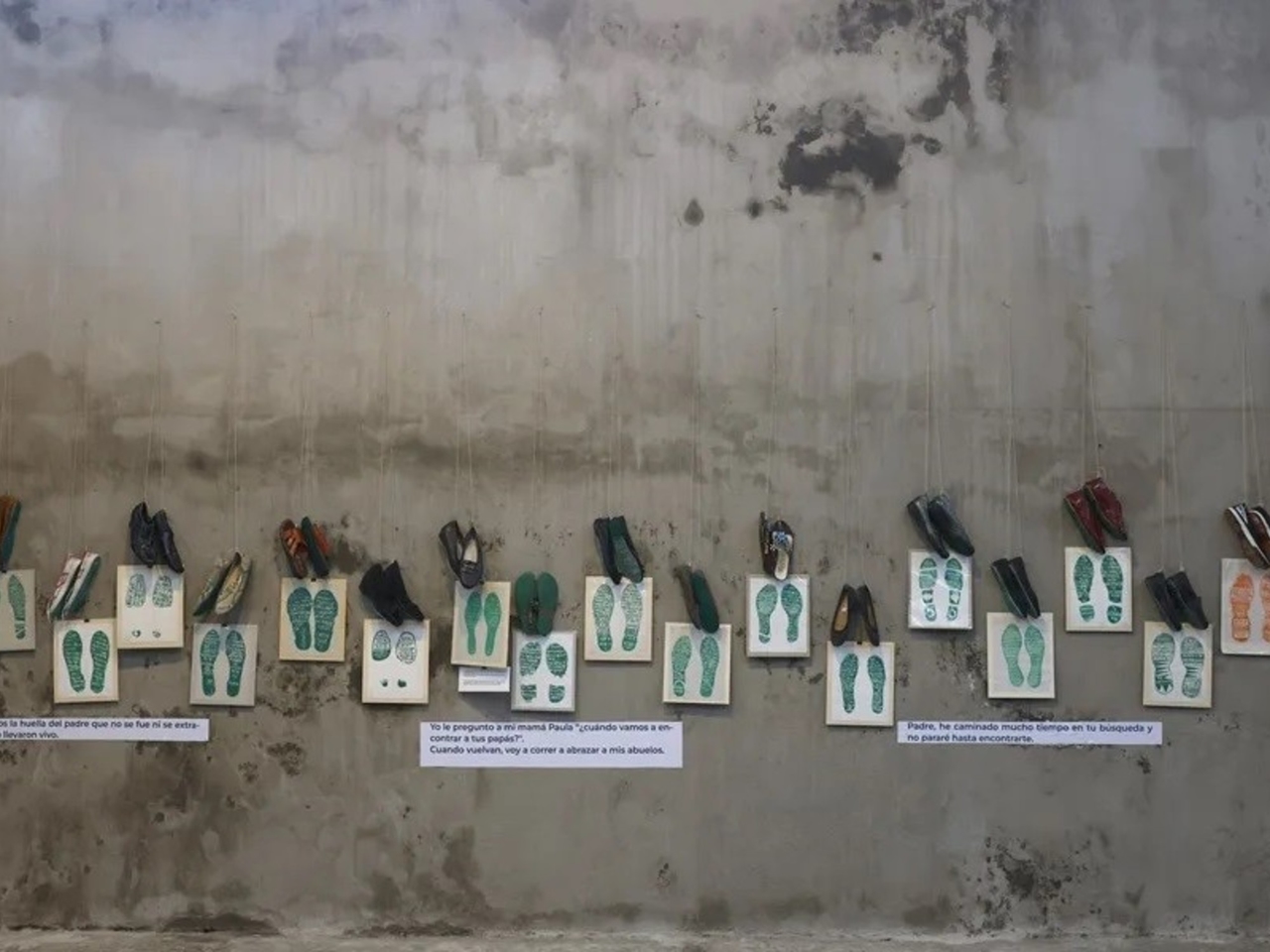 Eine Ausstellung beleuchtet anhand von 150 Paar Schuhen die Krise des Verschwindens in Mexiko.