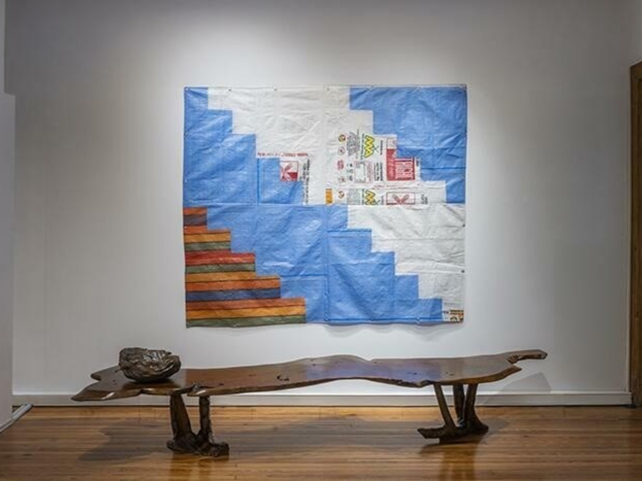 “Monte”: Madeira da serra de Santiago interage com arte contemporânea na Herlitzka&Co.