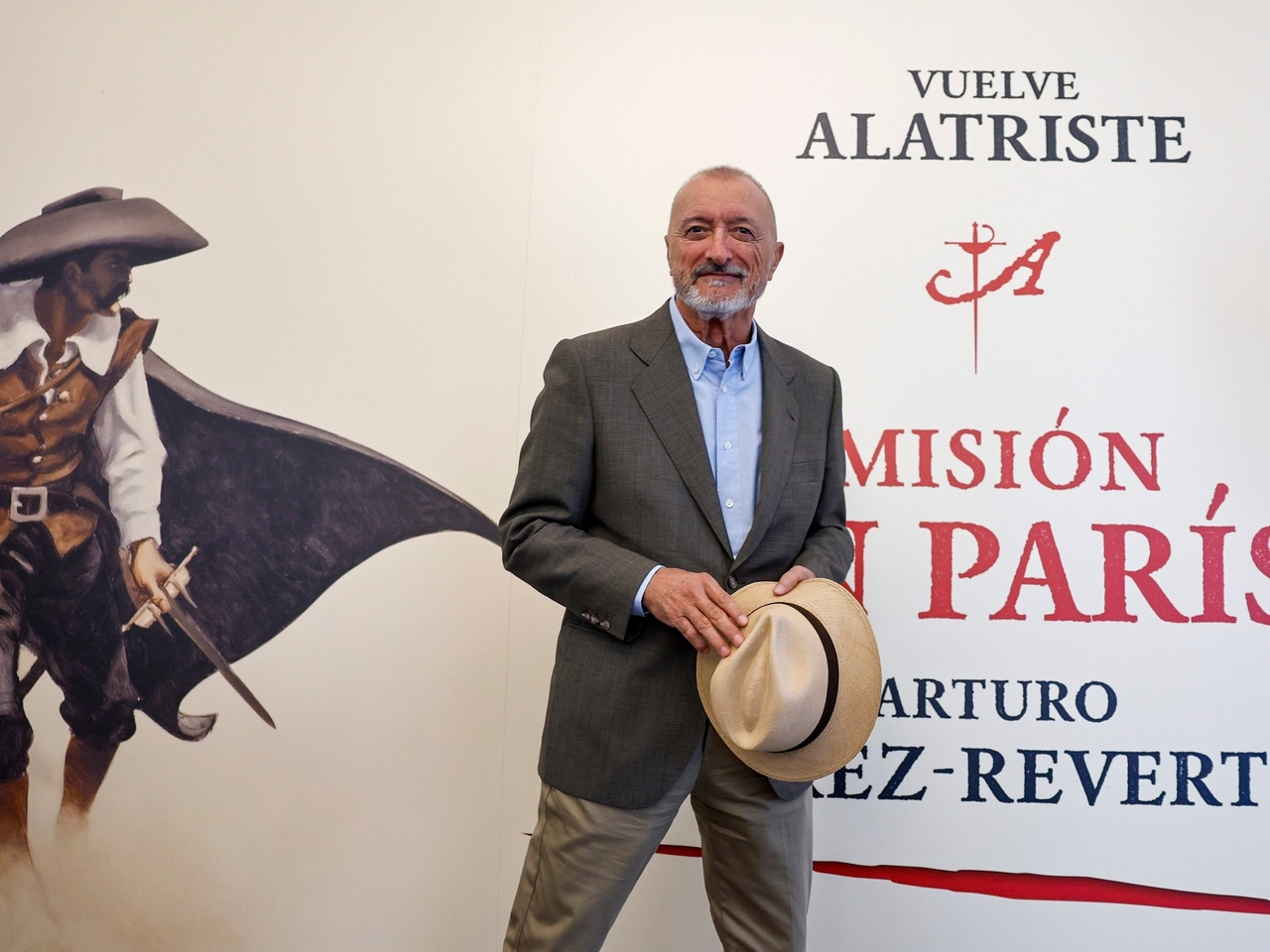 Pérez-Reverte "reconciles himself with Spain" with Alatriste and 'Mission in Paris'
