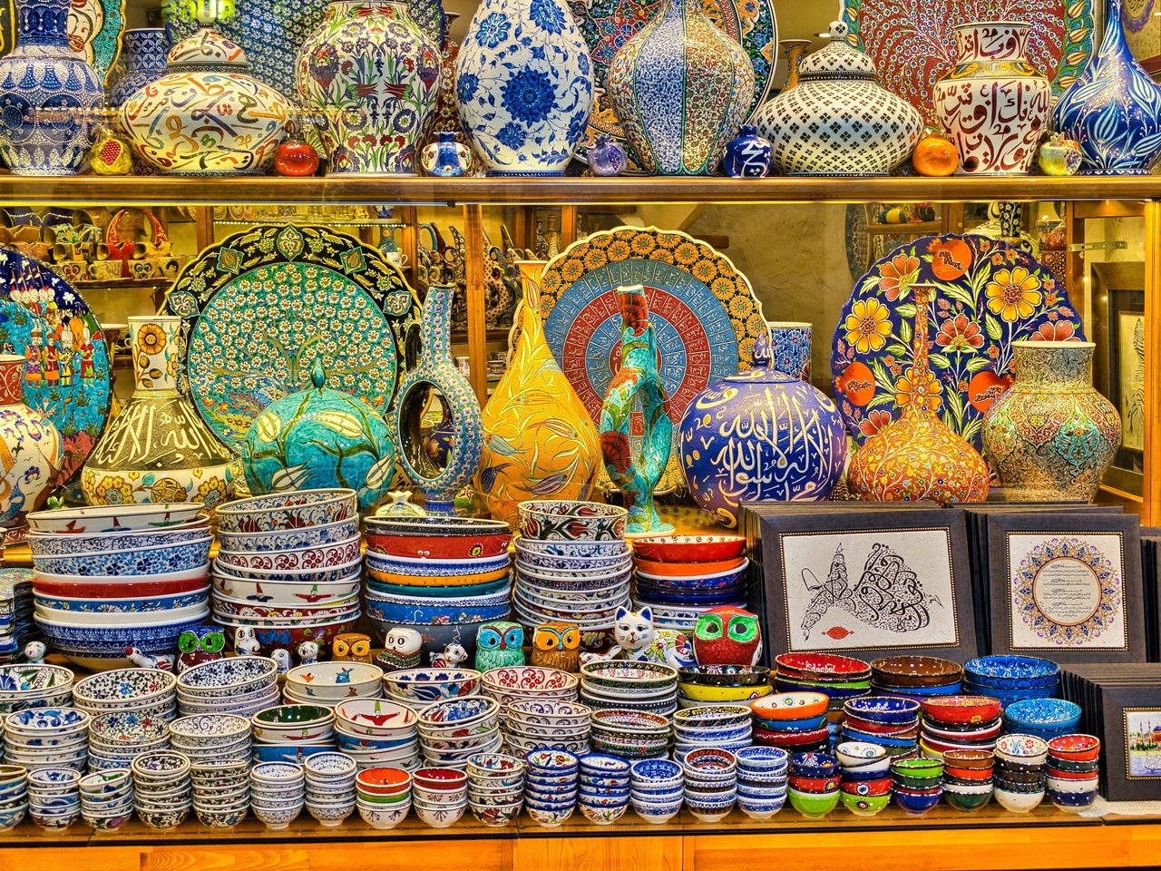 Um sanduíche gigante de mortadela, um bazar do século XV e compras entre barcaças: um tour por 7 mercados surpreendentes ao redor do mundo
