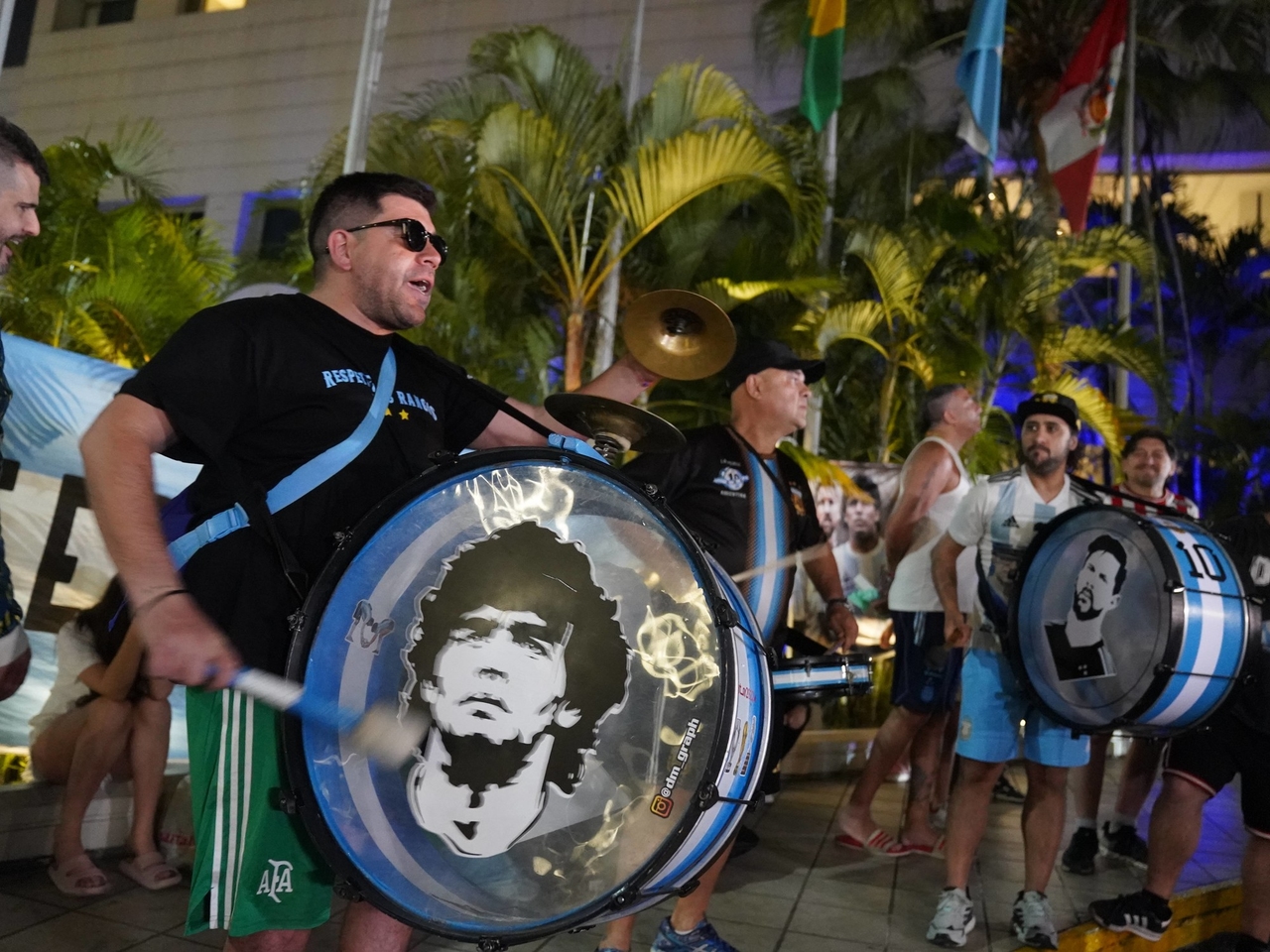 La Selección llegó a Guayaquil: un puñado de fieles hinchas argentinos, los curiosos y un ingreso raudo para esperar por el partido vs Ecuador