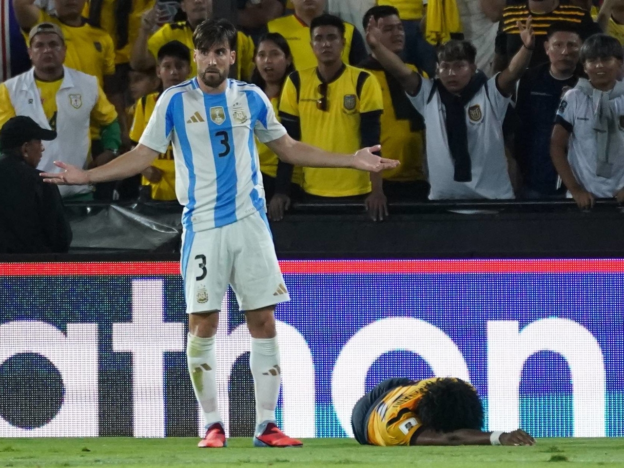 Nico Tagliafico's anger over the controversial penalty kick in Ecuador vs. Argentina: "Outside the box, it wasn't even reviewable."