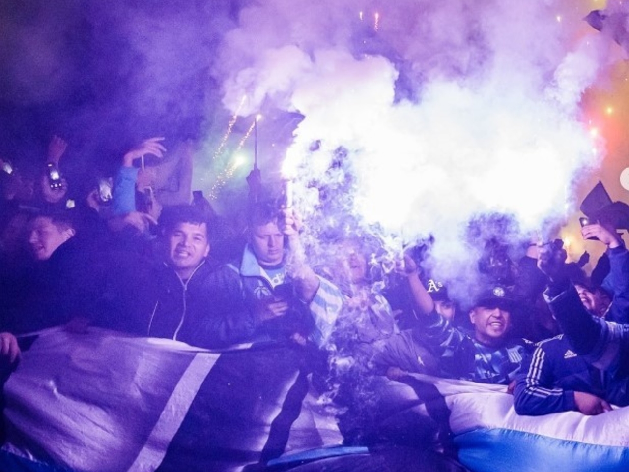 L'impressionante sventolamento di bandiere dei tifosi del Racing prima della partita di Copa Libertadores contro il Vélez