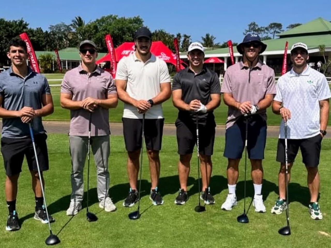 I Pumas si stanno riscaldando per lo scontro con il Sudafrica e alcuni giocatori sono già alla ricerca di mazze, ma mazze da golf.