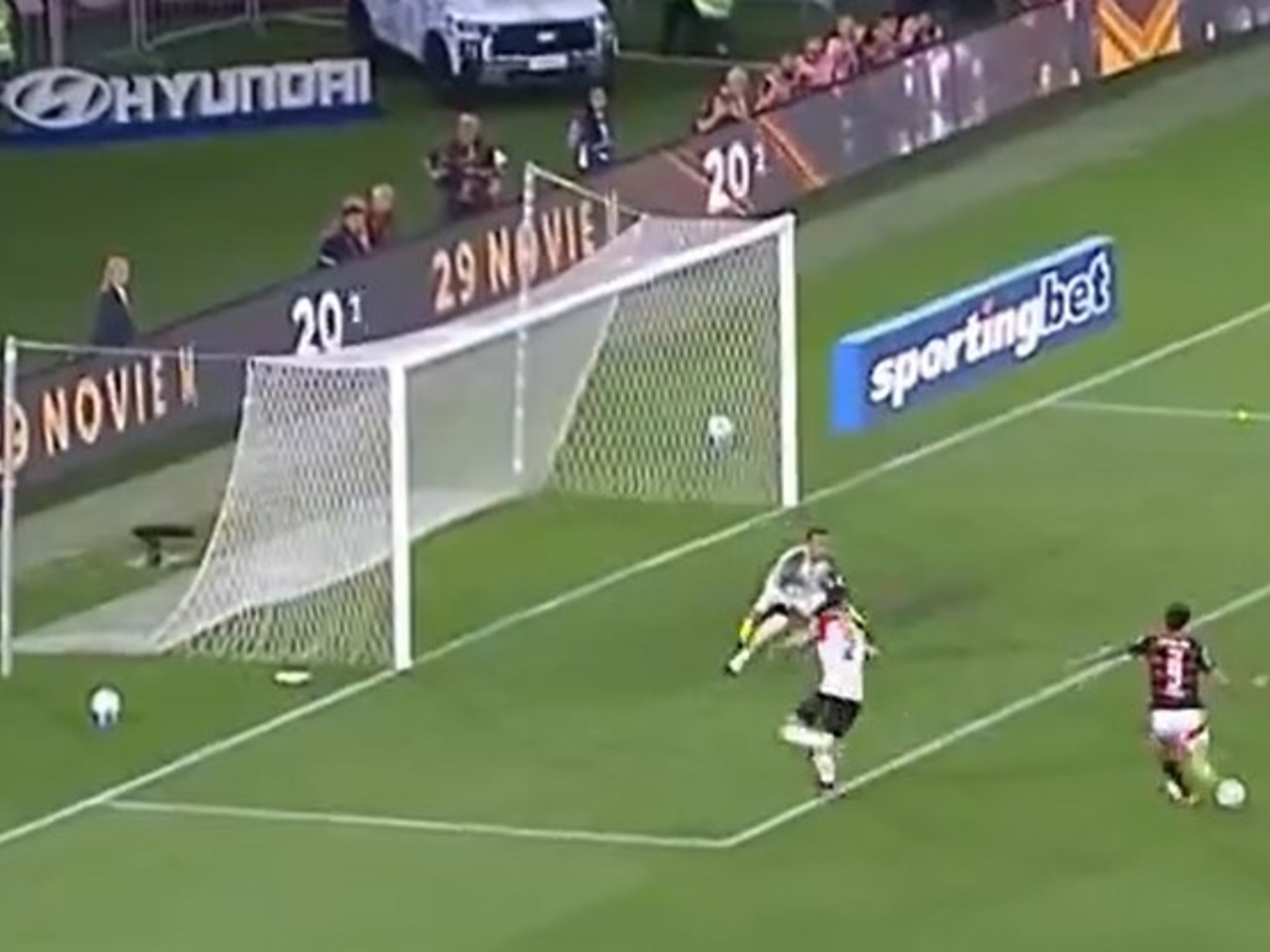 La parata miracolosa di Fernando Muslera che ha regalato la vita all'Estudiantes contro il Flamengo in Copa Libertadores