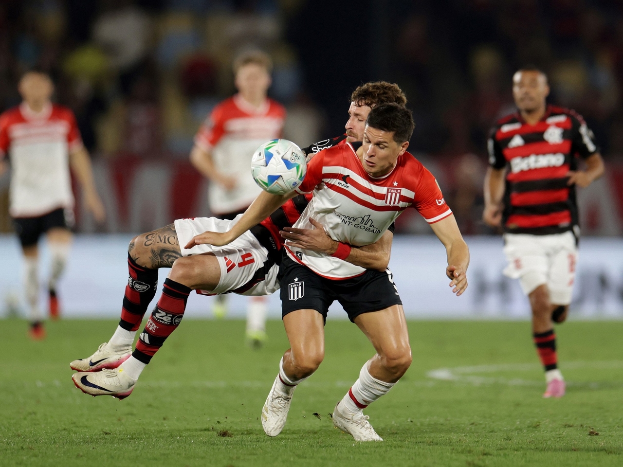 L'Estudiantes ha resistito allo tsunami del Flamengo e, all'ultimo minuto, ha segnato un gol decisivo per la rivincita della Copa Libertadores.