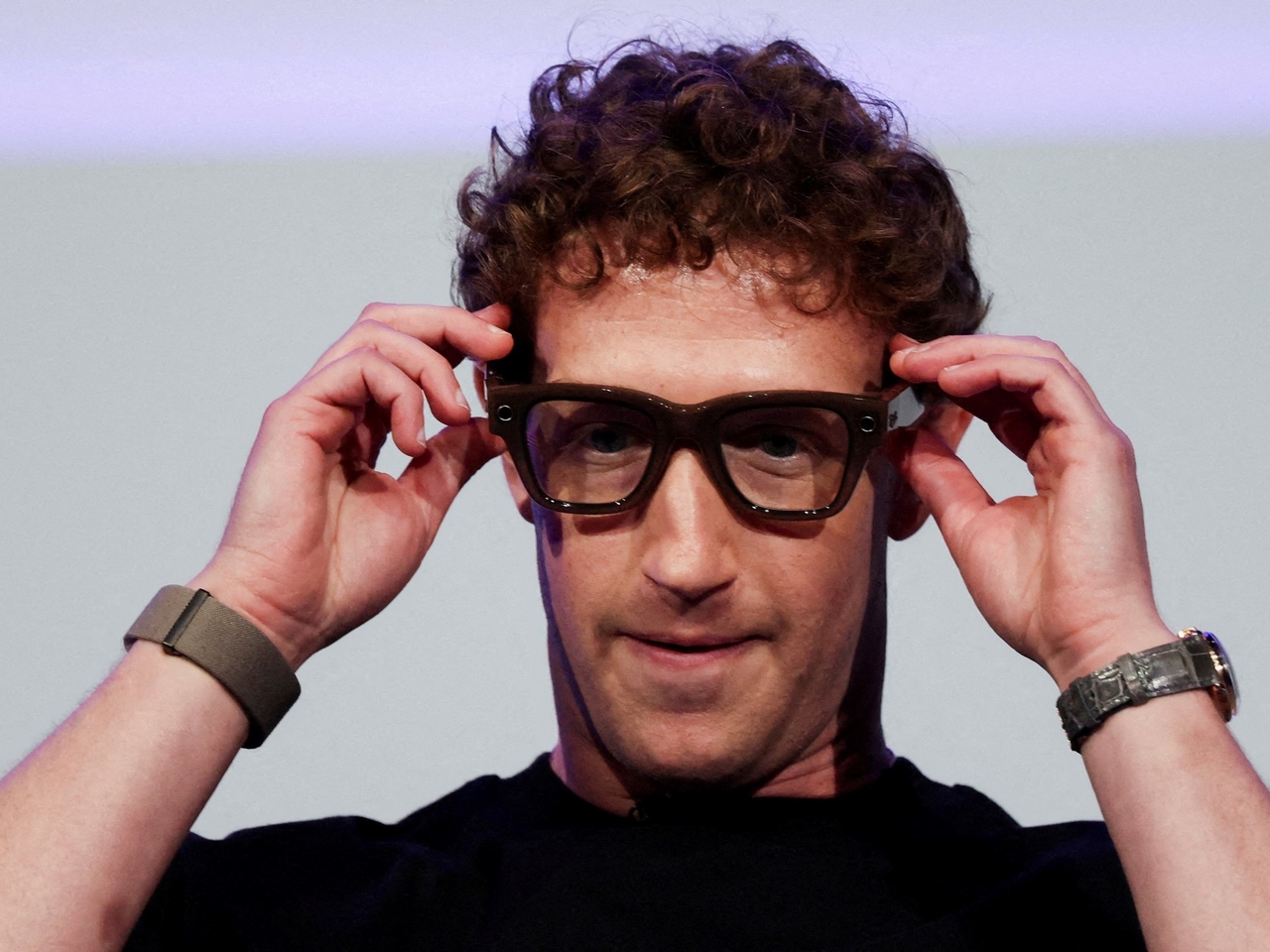 Ray-Ban Ekranı: Zuckerberg, ekranlı akıllı gözlükleri piyasaya sürerek mobil sonrası dönemin başlangıcını müjdeledi ve tuhaf bir an yaşadı.
