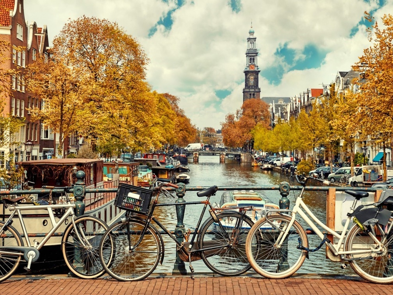 Mieszkańcy Amsterdamu pozywają miasto za brak walki z masową turystyką.