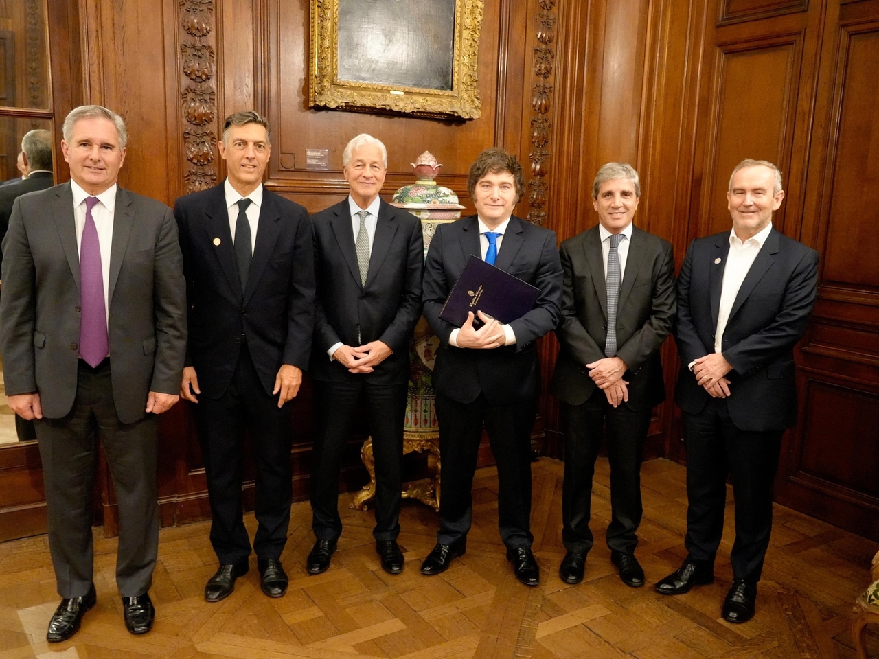 Milei nimmt Luis Caputo in seine US-Tour auf, um Fortschritte beim 40-Milliarden-Dollar-Paket zu erzielen.