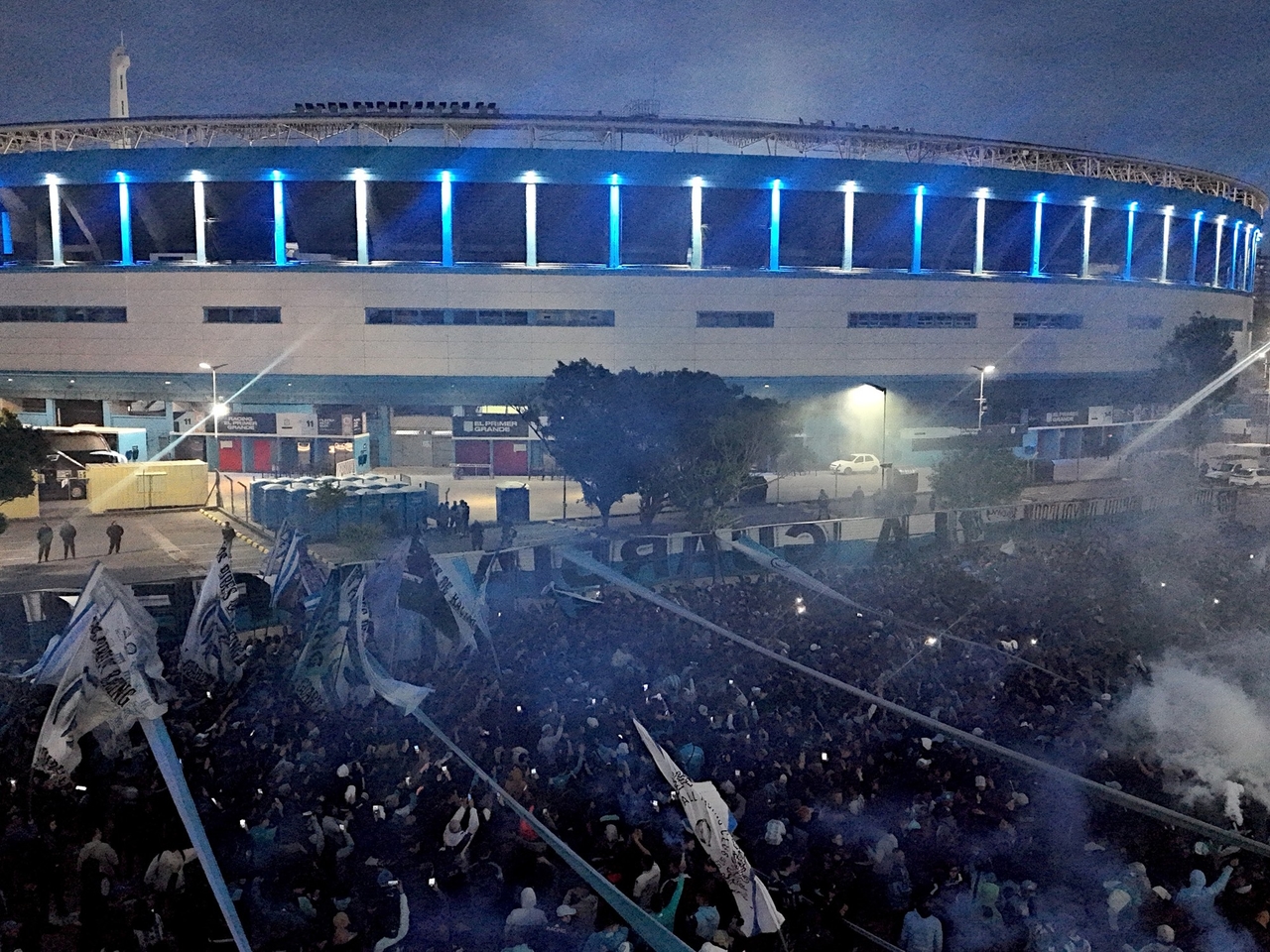 Os fãs do Racing atenderam ao chamado de Costas e organizaram uma grande marcha com bandeiras para apoiar o time diante do Flamengo.