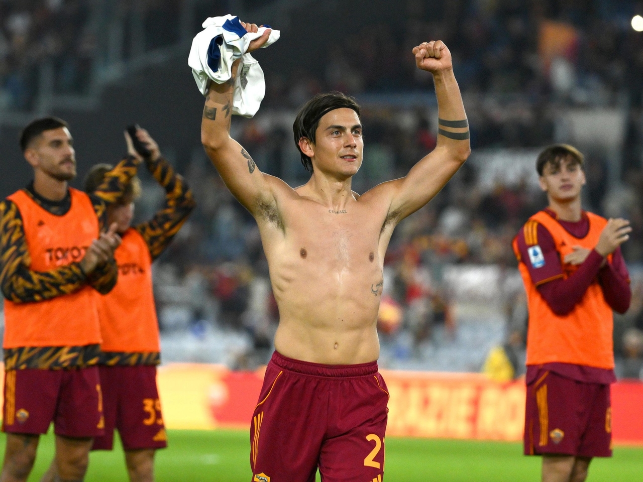 La Roma, con gli assist di Dybala e Soulé, ha vinto e si è confermata in testa alla Serie A insieme al Napoli: anche l'Inter, con Lautaro, e il Como, con Nico Paz, si sono aggiudicati la vittoria.