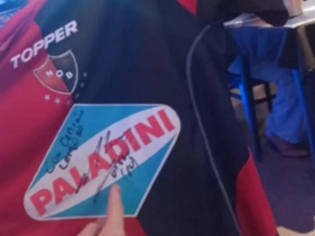 Uma camisa do Newell's Old Boys autografada por Maradona foi roubada de torcedores em Córdoba, e eles estão tentando recuperá-la: "Ela tem um valor incalculável".