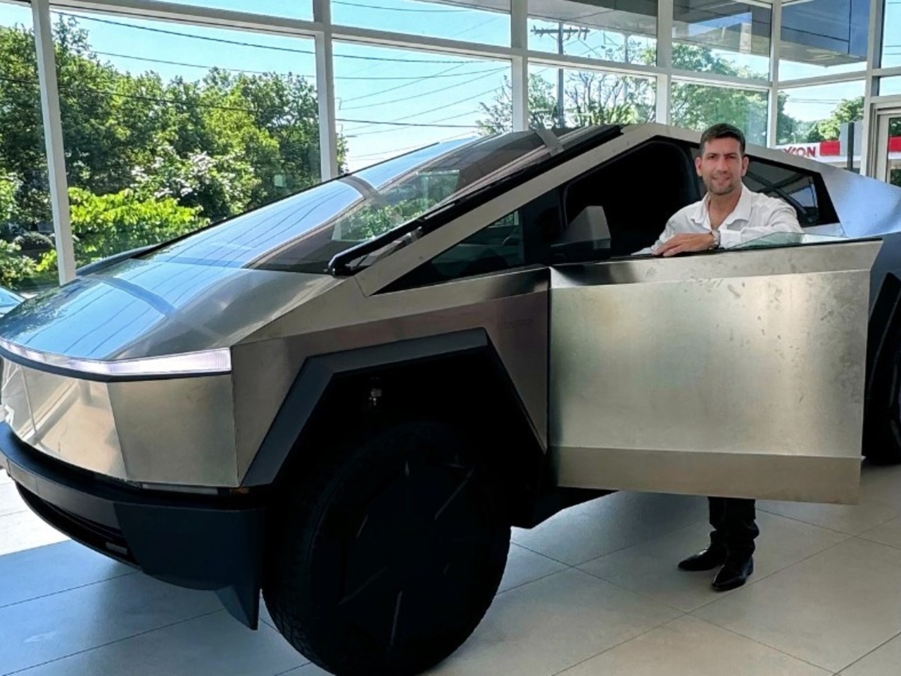 "Para los radikukas de Jujuy": el posteo del diputado que apareció en el Congreso con un Tesla Cybertruck