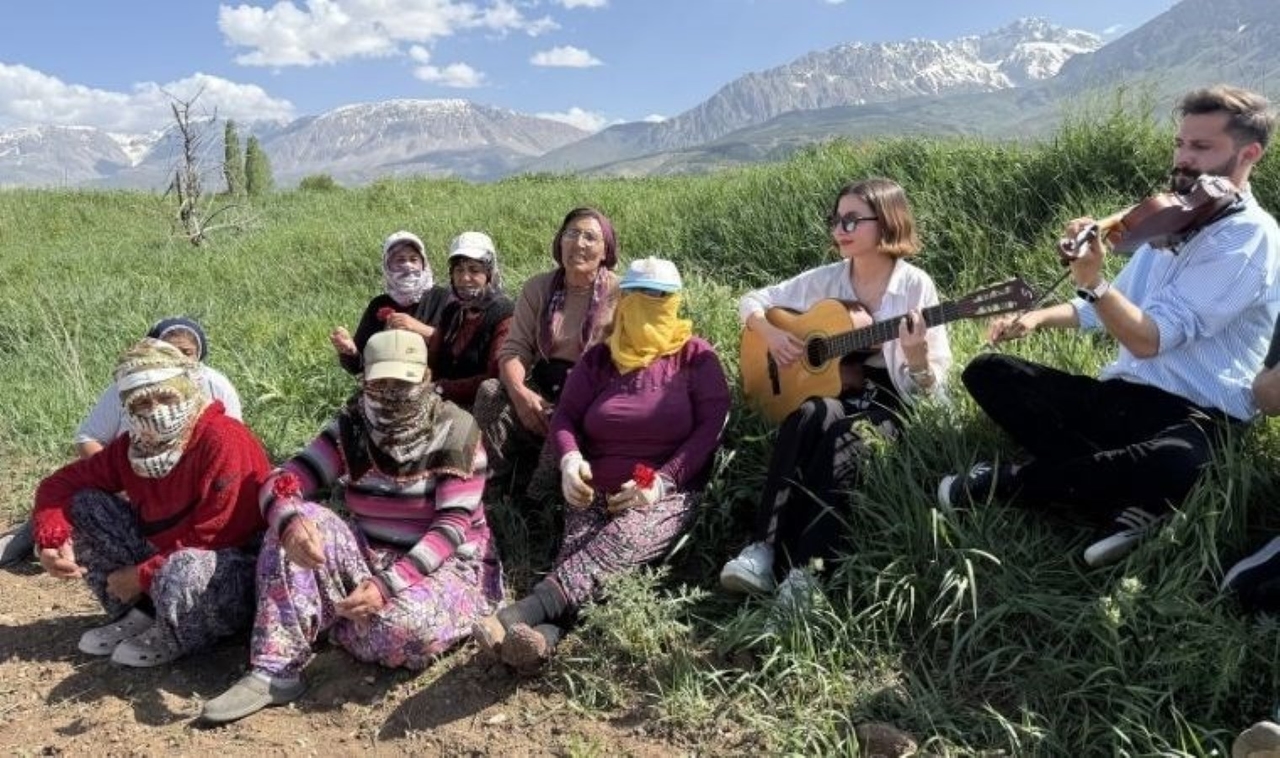 Concerto a sorpresa per la festa della mamma: studenti universitari per le donne che lavorano nei campi