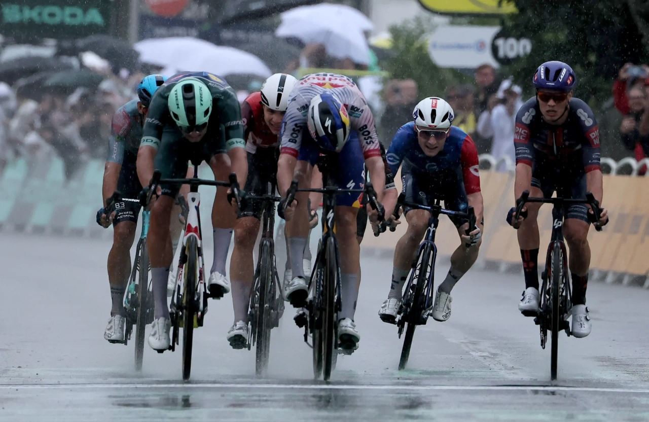 Jonathan Milan dwukrotnie wygrywa etap Tour de France