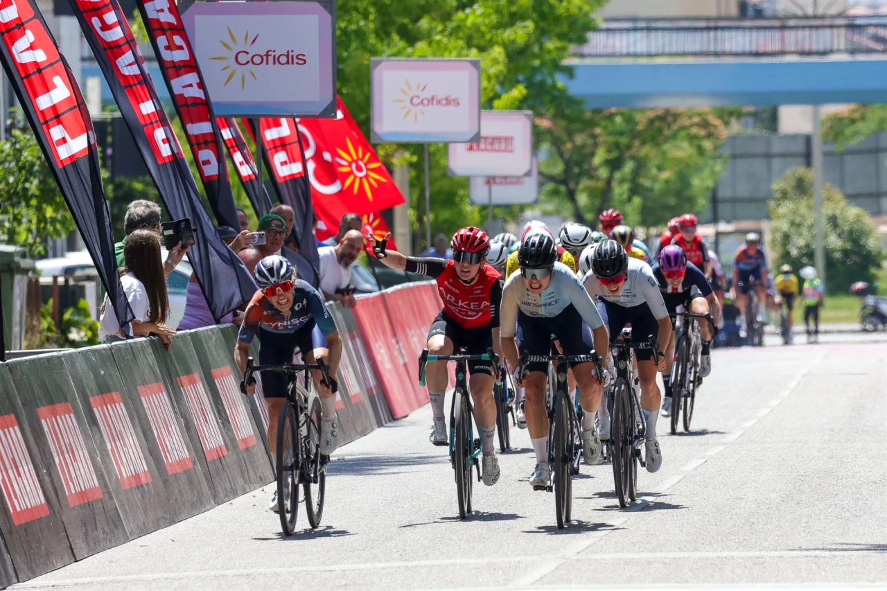 La ciclista irlandese Fiona Mangan vince la terza tappa del Giro del Portogallo