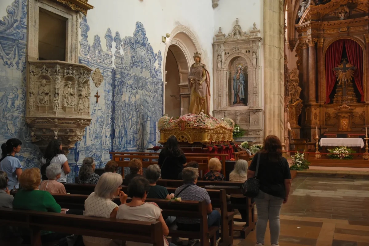 Santa Elisabetta benedice i fedeli nella chiesa di Santa Cruz