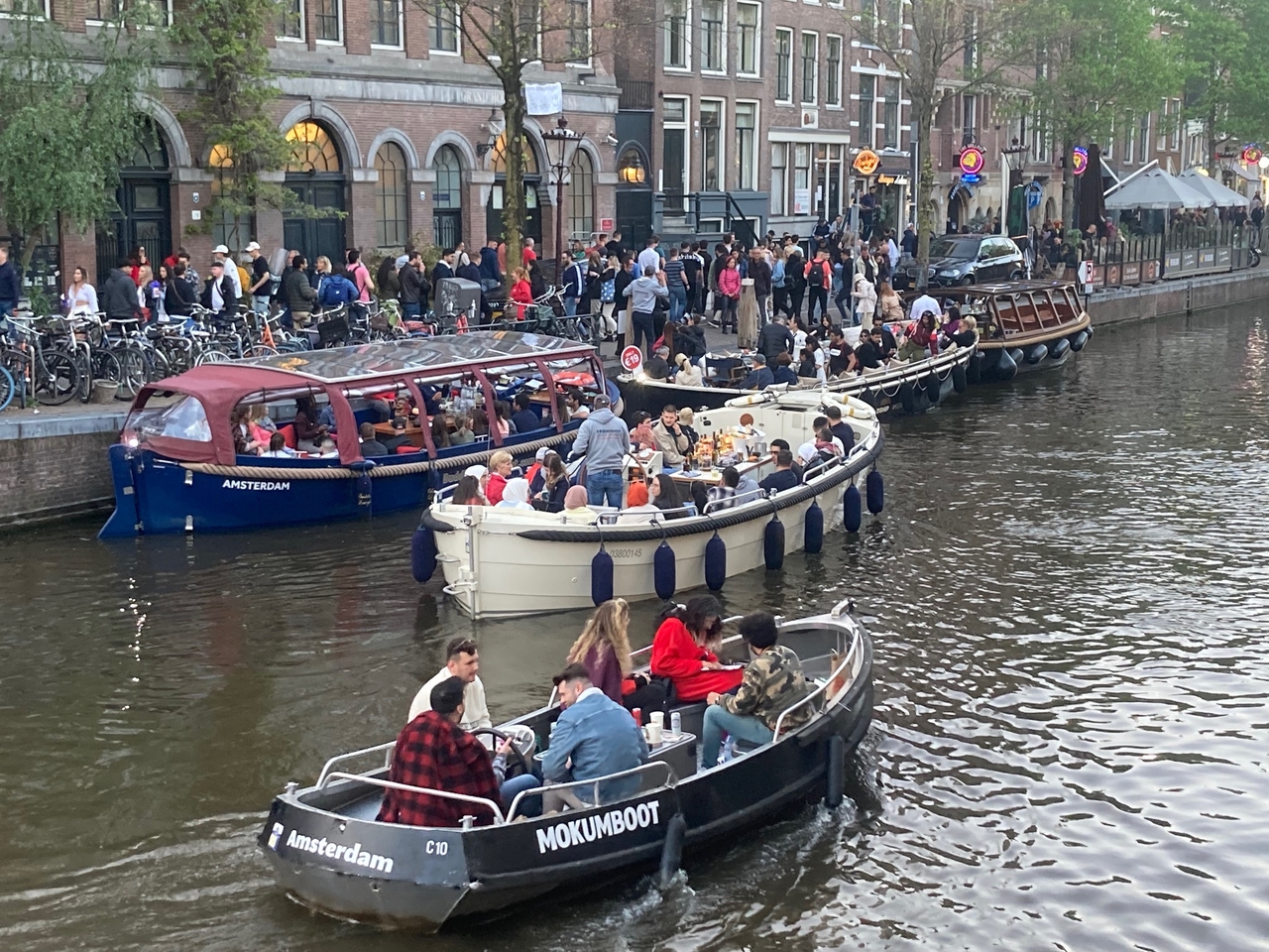 Amsterdam: Zahl der Übernachtungen von Touristen erreicht 23 Millionen und überschreitet damit die Stadtgrenze