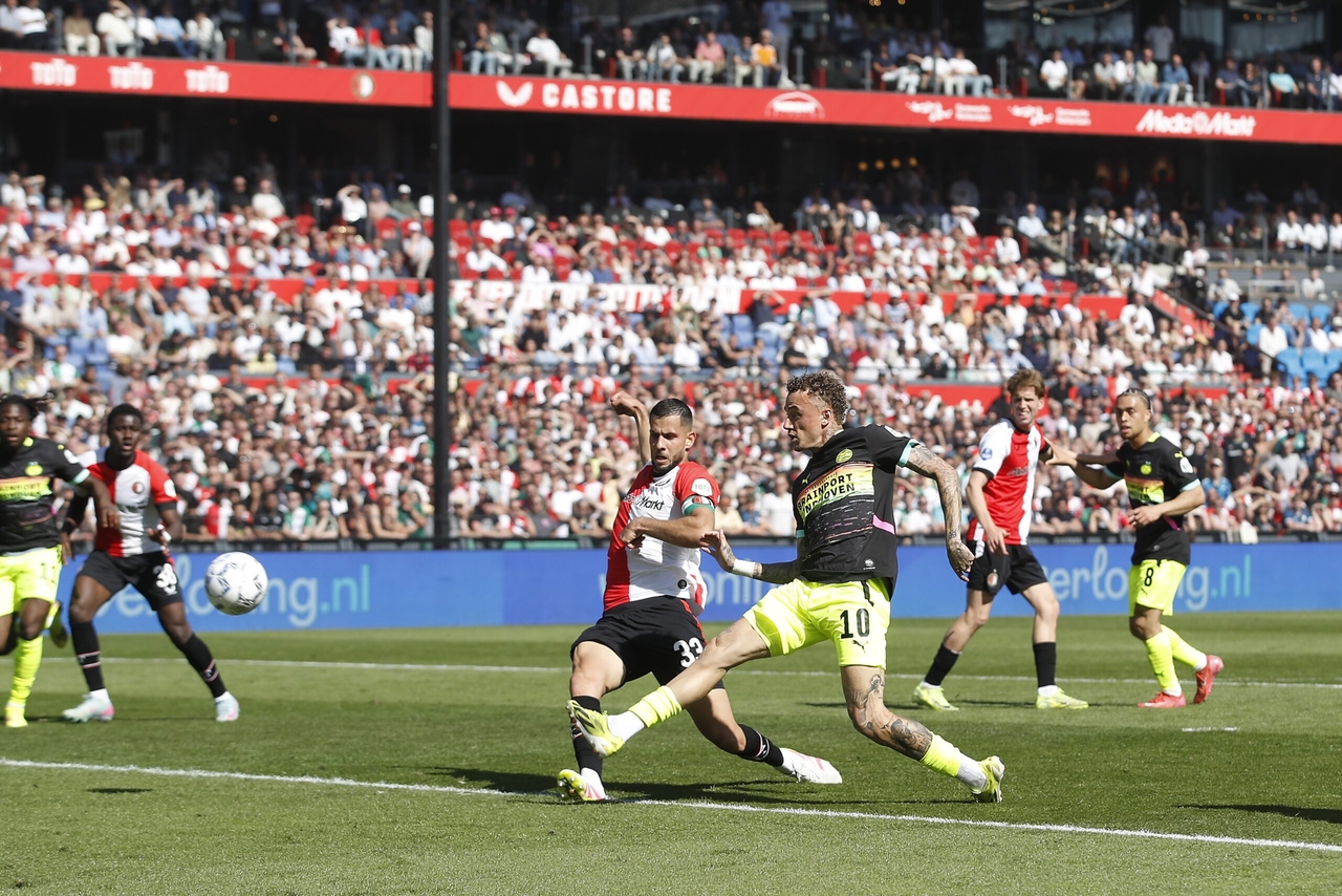 La vittoria del PSV a Rotterdam riaccende la corsa al titolo mentre l'Ajax vacilla