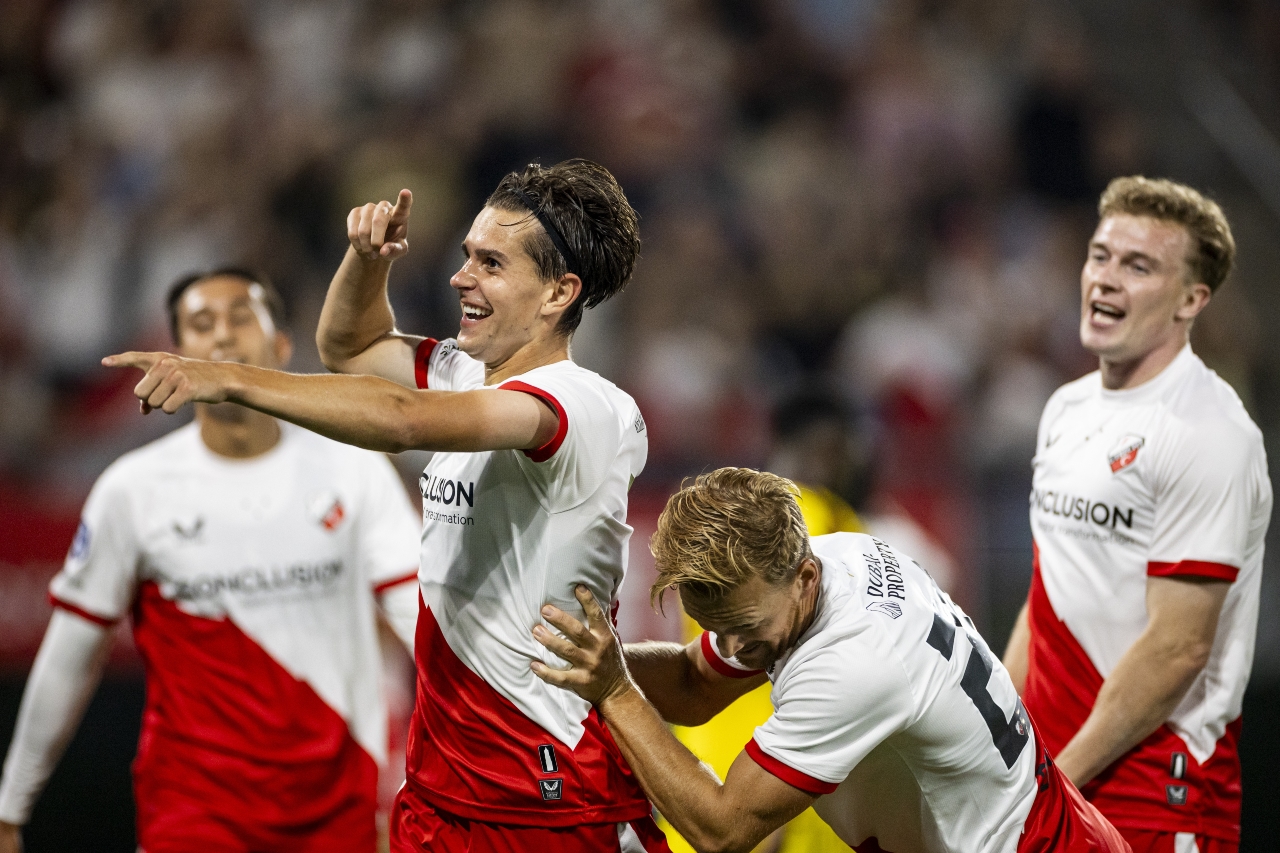 Utrecht and AZ safely through to European play-offs with wins
