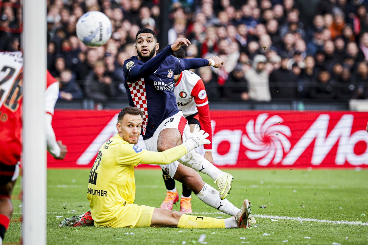 El hat-trick de Saibari pone al PSV al nivel del líder de la liga, el Feyenoord