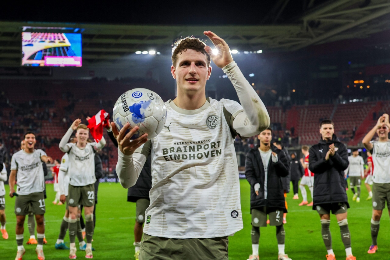 El triplete de Til para el PSV hunde al AZ y el Ajax vuelve a perder en Utrecht.