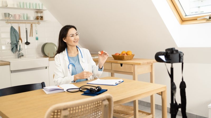 Medfluencer : Une dose de célébrité, de conseils et d'effets secondaires ?