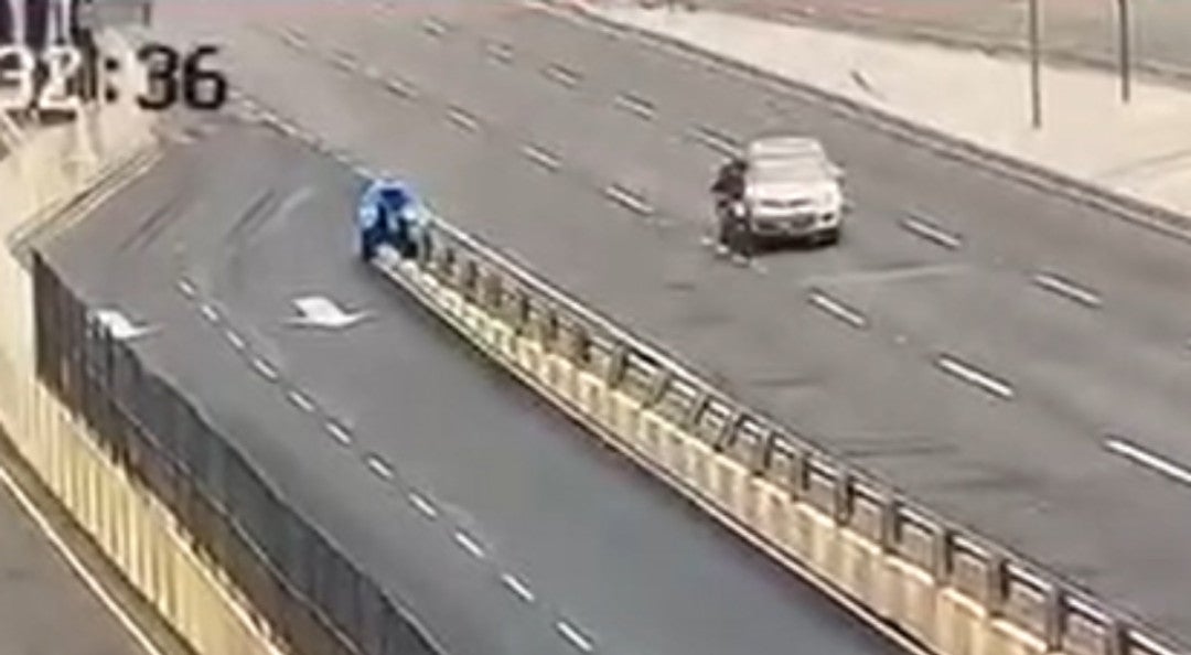 Vídeo: Motorista atropela assaltantes que fugiam de moto