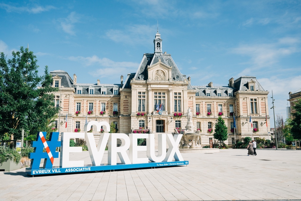 Evreux (27), city center. After an altercation, a car deliberately hits the crowd, 1 dead, 5 injured including 2 in critical condition